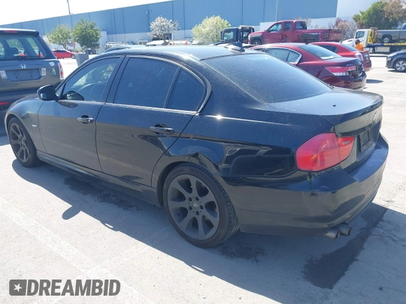 2009 BMW 3 Series 328i z VIN WBAPH57599NL77803, wystawiony jako IAAI lot #41936402 z przebiegiem 236 305 mil mil oraz . Historia ofert i sprzedaży dostępna na DreamBid. Obrazek 3.