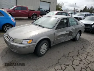 1997 Toyota Camry LE z VIN 4T1BG22K7VU110392, wystawiony jako Copart lot #51443345 z przebiegiem Nie podano mil oraz Szkoda całkowita • Salvage title. Historia ofert i sprzedaży dostępna na DreamBid. Obrazek 1.