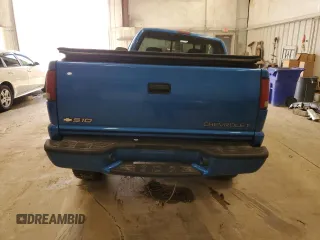 2001 Chevrolet S-10 LS with VIN 1GCCT19W418122235, listed as a Copart auction lot 50587305 with 212,072 mi miles and Non Repairable. Bid and sale history available at carsss.com. Image 6.