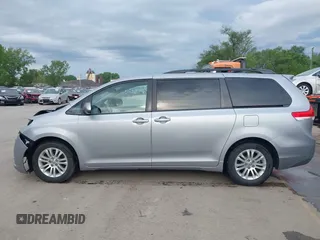 2014 Toyota Sienna XLE z VIN 5TDYK3DC6ES488569, wystawiony jako IAAI lot #42171540 z przebiegiem 97 416 mil mil oraz . Historia ofert i sprzedaży dostępna na DreamBid. Obrazek 15.