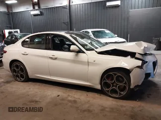 2022 Alfa Romeo Giulia Veloce z VIN ZARFANBN8N7661843, wystawiony jako IAAI lot #41118693 z przebiegiem 35 935 mil mil oraz . Historia ofert i sprzedaży dostępna na DreamBid. Obrazek 12.