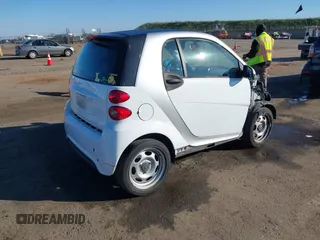 2015 Smart fortwo Passion z VIN WMEEJ3BA7FK805194, wystawiony jako IAAI lot #41676265 z przebiegiem 47 096 mil mil oraz . Historia ofert i sprzedaży dostępna na DreamBid. Obrazek 4.