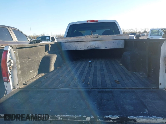 1999 GMC Sierra 3500 z VIN 1GTGC33R4XF094778, wystawiony jako IAAI lot #41229630 z przebiegiem 199 345 mil mil oraz . Historia ofert i sprzedaży dostępna na DreamBid. Obrazek 8.