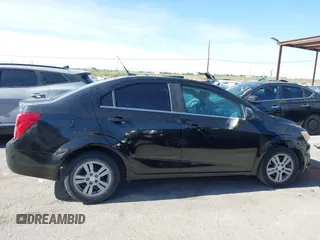 2014 Chevrolet Sonic LT z VIN 1G1JC5SH5E4224501, wystawiony jako IAAI lot #42275218 z przebiegiem 119 370 mil mil oraz . Historia ofert i sprzedaży dostępna na DreamBid. Obrazek 13.