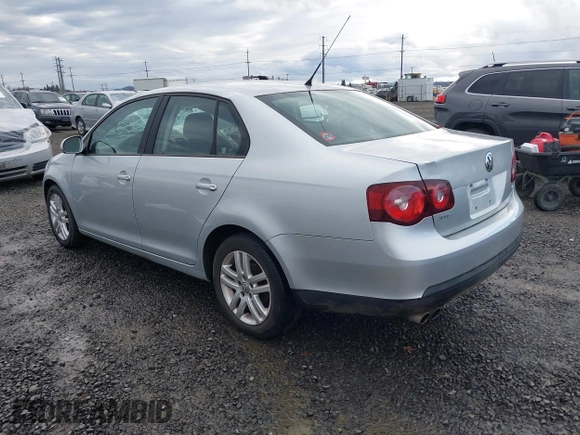 2008 Volkswagen Jetta S z VIN 3VWJM71K18M026226, wystawiony jako IAAI lot #40944671 z przebiegiem 90 016 mil mil oraz . Historia ofert i sprzedaży dostępna na DreamBid. Obrazek 3.