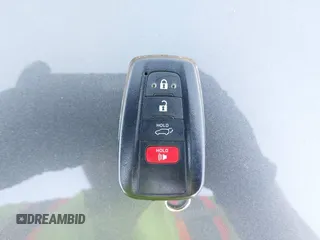 2022 Toyota RAV4 Hybrid SE z VIN 4T3T6RFV5NU101105, wystawiony jako IAAI lot #42666372 z przebiegiem 7 644 mil mil oraz . Historia ofert i sprzedaży dostępna na DreamBid. Obrazek 11.