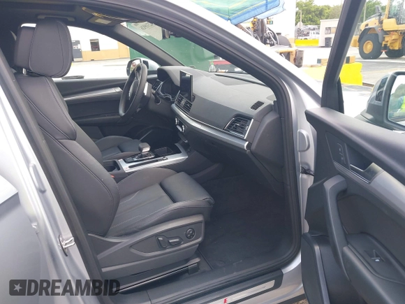 2025 Audi Q5 S line Premium z VIN WA1GAAFYXS2020823, wystawiony jako IAAI lot #42318926 z przebiegiem 9805 mil mil oraz . Historia ofert i sprzedaży dostępna na DreamBid. Obrazek 5.
