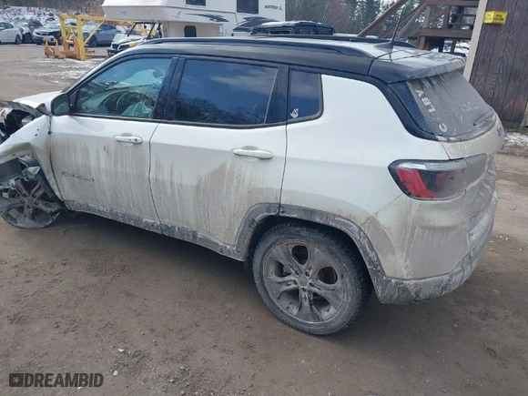 2019 Jeep Compass Latitude with VIN 3C4NJDBB9KT839577, listed as a IAAI auction lot 41421860 with 90,930 mi miles. Bid and sale history available at carsss.com. Image 3.