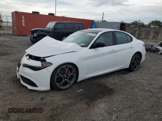 2024 Alfa Romeo Giulia Veloce z VIN ZARFAMBNXR7682239, wystawiony jako Copart lot #68413004 z przebiegiem 3 161 mil mil oraz Szkoda całkowita • Salvage title. Historia ofert i sprzedaży dostępna na DreamBid. Obrazek 1.