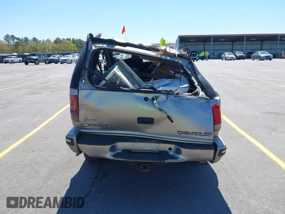 1999 Chevrolet Blazer Trailblazer z VIN 1GNDT13W4X2162282, wystawiony jako IAAI lot #41863705 z przebiegiem 220 358 mil mil oraz . Historia ofert i sprzedaży dostępna na DreamBid. Obrazek 11.
