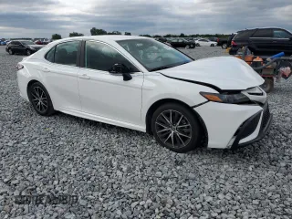 2024 Toyota Camry SE with VIN 4T1G11AK2RU862056, listed as a Copart auction lot 51670125 with 26,724 mi miles and Salvage Title. Bid and sale history available at carsss.com. Image 4.