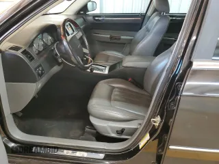 2005 Chrysler 300 C z VIN 2C3JA63H95H577428, wystawiony jako Copart lot #50975795 z przebiegiem 130 630 mil mil oraz Szkoda całkowita • Salvage title. Historia ofert i sprzedaży dostępna na DreamBid. Obrazek 7.