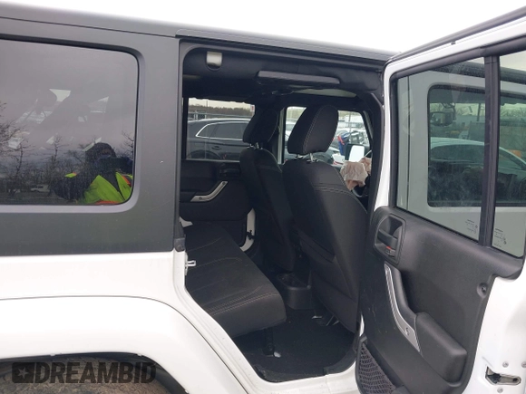 2017 Jeep Wrangler Unlimited Sahara z VIN 1C4BJWEG2HL695672, wystawiony jako IAAI lot #42008396 z przebiegiem 56 028 mil mil oraz . Historia ofert i sprzedaży dostępna na DreamBid. Obrazek 8.