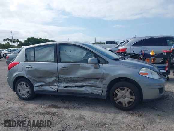 2011 Nissan Versa SL z VIN 3N1BC1CP3BL402120, wystawiony jako IAAI lot #42006620 z przebiegiem 147 023 mil mil oraz . Historia ofert i sprzedaży dostępna na DreamBid. Obrazek 6.