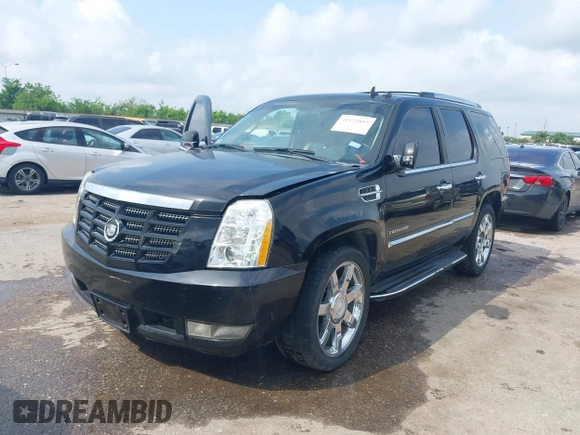 2010 Cadillac Escalade Luxury z VIN 1GYUCBEF1AR253353, wystawiony jako IAAI lot #42121803 z przebiegiem 210 321 mil mil oraz . Historia ofert i sprzedaży dostępna na DreamBid. Obrazek 2.