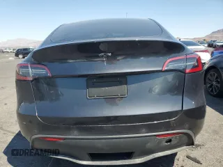 2024 Tesla Model Y with VIN 7SAYGDED1RF052031, listed as a Copart auction lot 61806195 with 5,365 mi miles and Salvage title. Bid and sale history available at DreamBid. Image 6.