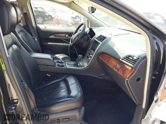 2013 Lincoln MKX z VIN 2LMDJ6JK6DBL44437, wystawiony jako IAAI lot #41867123 z przebiegiem 89 386 mil mil oraz . Historia ofert i sprzedaży dostępna na DreamBid. Obrazek 5.