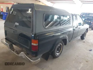 1991 Toyota Pickup DLX z VIN JT4RN93P7M5029610, wystawiony jako IAAI lot #42242230 z przebiegiem 166 530 mil mil oraz . Historia ofert i sprzedaży dostępna na DreamBid. Obrazek 4.
