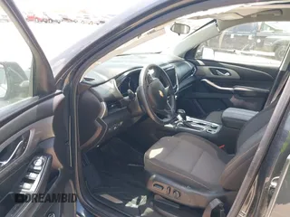 2018 Chevrolet Traverse LT Cloth z VIN 1GNERGKW0JJ242781, wystawiony jako IAAI lot #42458318 z przebiegiem 16 177 mil mil oraz . Historia ofert i sprzedaży dostępna na DreamBid. Obrazek 5.