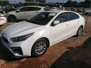 2019 Kia Forte LXS z VIN 3KPF24AD1KE006977, wystawiony jako IAAI lot #40460483 z przebiegiem 60 464 mil mil oraz . Historia ofert i sprzedaży dostępna na DreamBid. Obrazek 2.