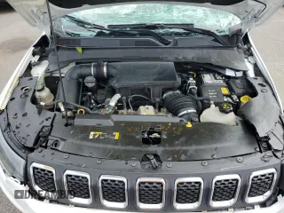 2024 Jeep Compass Latitude z VIN 3C4NJDBN0RT607051, wystawiony jako Copart lot #64187765 z przebiegiem 26 105 mil mil oraz Nie do naprawy • Non repairable. Historia ofert i sprzedaży dostępna na DreamBid. Obrazek 13.