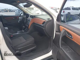 2015 Chevrolet Traverse LT z VIN 1GNKRGKD4FJ137234, wystawiony jako IAAI lot #42655806 z przebiegiem 60 871 mil mil oraz . Historia ofert i sprzedaży dostępna na DreamBid. Obrazek 5.