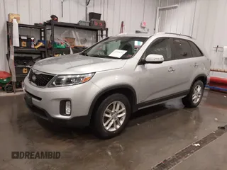 2014 Kia Sorento LX z VIN 5XYKTCA63EG524362, wystawiony jako IAAI lot #42264712 z przebiegiem 99 450 mil mil oraz . Historia ofert i sprzedaży dostępna na DreamBid. Obrazek 2.