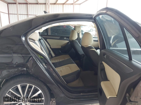2012 Volkswagen Jetta Sedan SEL w/Sunroof with VIN 3VWLX7AJ5CM379634, listed as a IAAI auction lot 41634048 with 209,586 mi miles. Bid and sale history available at carsss.com. Image 8.