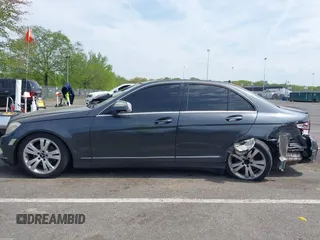2009 Mercedes-Benz C 300 Sport z VIN WDDGF81X89R061439, wystawiony jako IAAI lot #42177083 z przebiegiem 195 633 mil mil oraz . Historia ofert i sprzedaży dostępna na DreamBid. Obrazek 14.