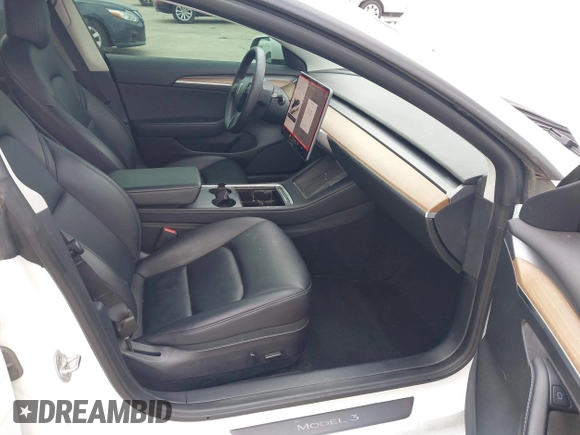 2022 Tesla Model 3 Long Range z VIN 5YJ3E1EBXNF246318, wystawiony jako IAAI lot #42131425 z przebiegiem 32 096 mil mil oraz . Historia ofert i sprzedaży dostępna na DreamBid. Obrazek 5.
