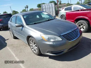 2012 Chrysler 200 Touring z VIN 1C3CCBBG5CN321876, wystawiony jako IAAI lot #42339420 z przebiegiem 156 388 mil mil oraz . Historia ofert i sprzedaży dostępna na DreamBid. Obrazek 1.