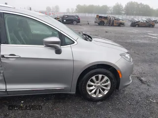 2018 Chrysler Pacifica Touring L with VIN 2C4RC1BGXJR142295, listed as a IAAI auction lot 41952592 with 135,092 mi miles and . Bid and sale history available at DreamBid. Image 17.
