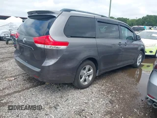 2014 Toyota Sienna LE AAS z VIN 5TDKK3DC8ES516801, wystawiony jako IAAI lot #42378994 z przebiegiem 222 929 mil mil oraz . Historia ofert i sprzedaży dostępna na DreamBid. Obrazek 4.