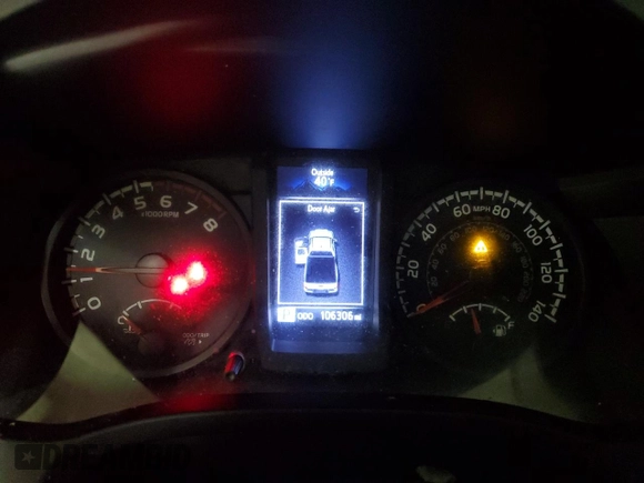 2018 Toyota Tacoma SR z VIN 5TFSX5EN1JX058679, wystawiony jako Copart lot #45236605 z przebiegiem 106 306 mil mil oraz Szkoda całkowita • Salvage title. Historia ofert i sprzedaży dostępna na DreamBid. Obrazek 9.