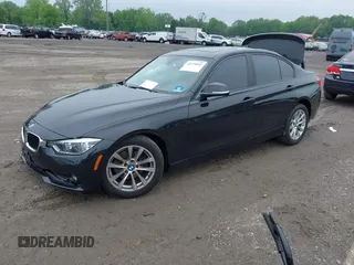 2018 BMW 3 Series 320i xDrive z VIN WBA8E5G59JNU46619, wystawiony jako IAAI lot #42279952 z przebiegiem 44 929 mil mil oraz . Historia ofert i sprzedaży dostępna na DreamBid. Obrazek 2.