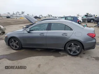 2021 Mercedes-Benz A 220 z VIN W1K3G4EB6MJ316650, wystawiony jako IAAI lot #42099393 z przebiegiem 27 510 mil mil oraz . Historia ofert i sprzedaży dostępna na DreamBid. Obrazek 14.