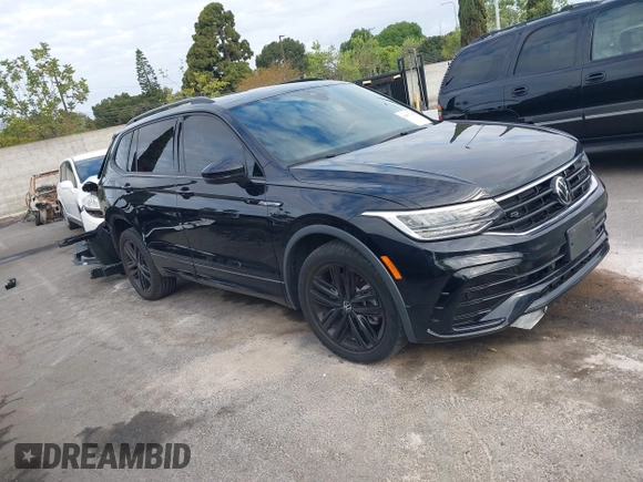 2022 Volkswagen Tiguan SE R-Line Black z VIN 3VVCB7AX6NM165794, wystawiony jako IAAI lot #42057380 z przebiegiem 25 700 mil mil oraz . Historia ofert i sprzedaży dostępna na DreamBid. Obrazek 1.
