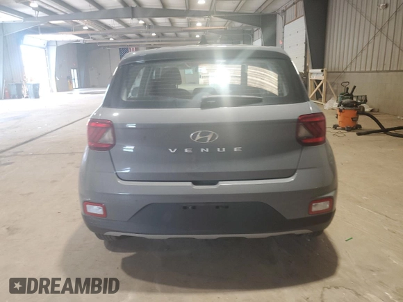 2022 Hyundai Venue SE z VIN KMHRB8A36NU141921, wystawiony jako Copart lot #55641025 z przebiegiem 12 611 mil mil oraz Szkoda całkowita • Salvage title. Historia ofert i sprzedaży dostępna na DreamBid. Obrazek 6.