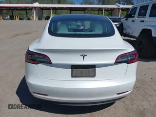 2020 Tesla Model 3 Standard Range Plus z VIN 5YJ3E1EA5LF615350, wystawiony jako IAAI lot #42194363 z przebiegiem 123 327 mil mil oraz . Historia ofert i sprzedaży dostępna na DreamBid. Obrazek 16.