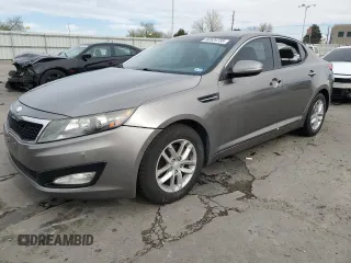 2013 Kia Optima LX z VIN 5XXGM4A71DG240782, wystawiony jako Copart lot #50524735 z przebiegiem 107 453 mil mil oraz Czysty tytuł • Clean title. Historia ofert i sprzedaży dostępna na DreamBid. Obrazek 1.