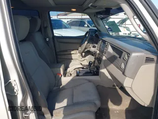 2007 Jeep Commander Sport z VIN 1J8HH48K47C699904, wystawiony jako IAAI lot #42509665 z przebiegiem 198 539 mil mil oraz . Historia ofert i sprzedaży dostępna na DreamBid. Obrazek 5.