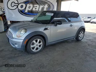 2009 MINI Hardtop z VIN WMWMF33539TW74676, wystawiony jako Copart lot #58324035 z przebiegiem 107 358 mil mil oraz Tytuł czysty. Historia ofert i sprzedaży dostępna na DreamBid. Obrazek 1.