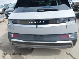 2025 Hyundai Ioniq 5 z VIN 7YAKM4DA8SY002745, wystawiony jako IAAI lot #42135641 z przebiegiem 686 mil mil oraz . Historia ofert i sprzedaży dostępna na DreamBid. Obrazek 21.