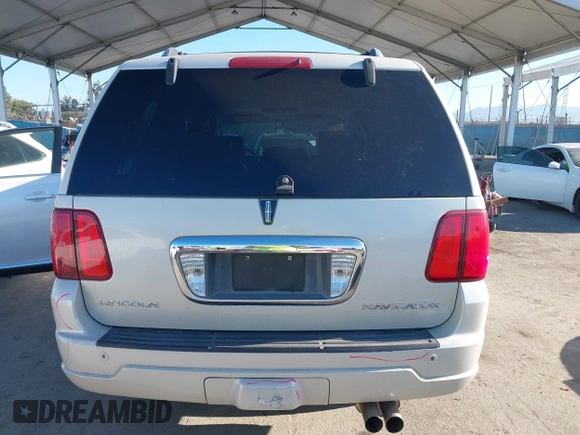 2004 Lincoln Navigator Luxury z VIN 5LMFU27R04LJ40304, wystawiony jako IAAI lot #42212537 z przebiegiem 157 014 mil mil oraz . Historia ofert i sprzedaży dostępna na DreamBid. Obrazek 17.