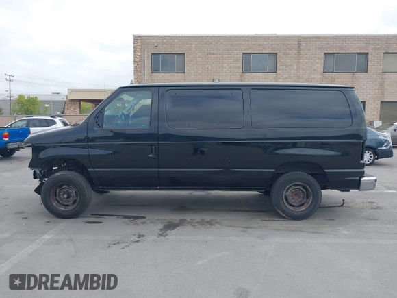 2010 Ford Econoline Passenger XL z VIN 1FBNE3BL8ADA02903, wystawiony jako IAAI lot #42103974 z przebiegiem Nie podano mil oraz . Historia ofert i sprzedaży dostępna na DreamBid. Obrazek 13.