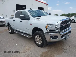 2024 Ram 2500 Big Horn z VIN 3C6UR5DL9RG154280, wystawiony jako IAAI lot #42448718 z przebiegiem 53 028 mil mil oraz . Historia ofert i sprzedaży dostępna na DreamBid. Obrazek 1.