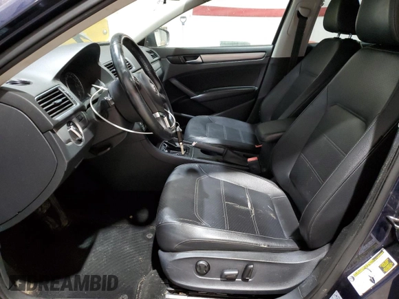 2014 Volkswagen Passat Wolfsburg Edition z VIN 1VWAT7A31EC099721, wystawiony jako Copart lot #52241945 z przebiegiem 151 115 mil mil oraz Czysty tytuł • Clean title. Historia ofert i sprzedaży dostępna na DreamBid. Obrazek 7.