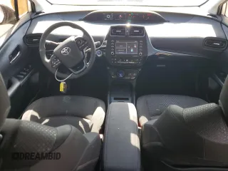 2021 Toyota Prius L Eco z VIN JTDKAMFU4M3145800, wystawiony jako Copart lot #59180285 z przebiegiem 33 991 mil mil oraz Czysty tytuł • Clean title. Historia ofert i sprzedaży dostępna na DreamBid. Obrazek 8.