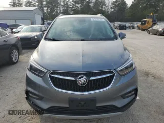2020 Buick Encore Essence z VIN KL4CJGSB6LB020497, wystawiony jako Copart lot #43624955 z przebiegiem 99 448 mil mil oraz Tytuł czysty. Historia ofert i sprzedaży dostępna na DreamBid. Obrazek 5.
