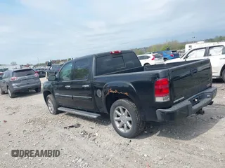 2008 GMC Sierra Denali z VIN 2GTEK638681161702, wystawiony jako IAAI lot #42078538 z przebiegiem Nie podano mil oraz . Historia ofert i sprzedaży dostępna na DreamBid. Obrazek 3.